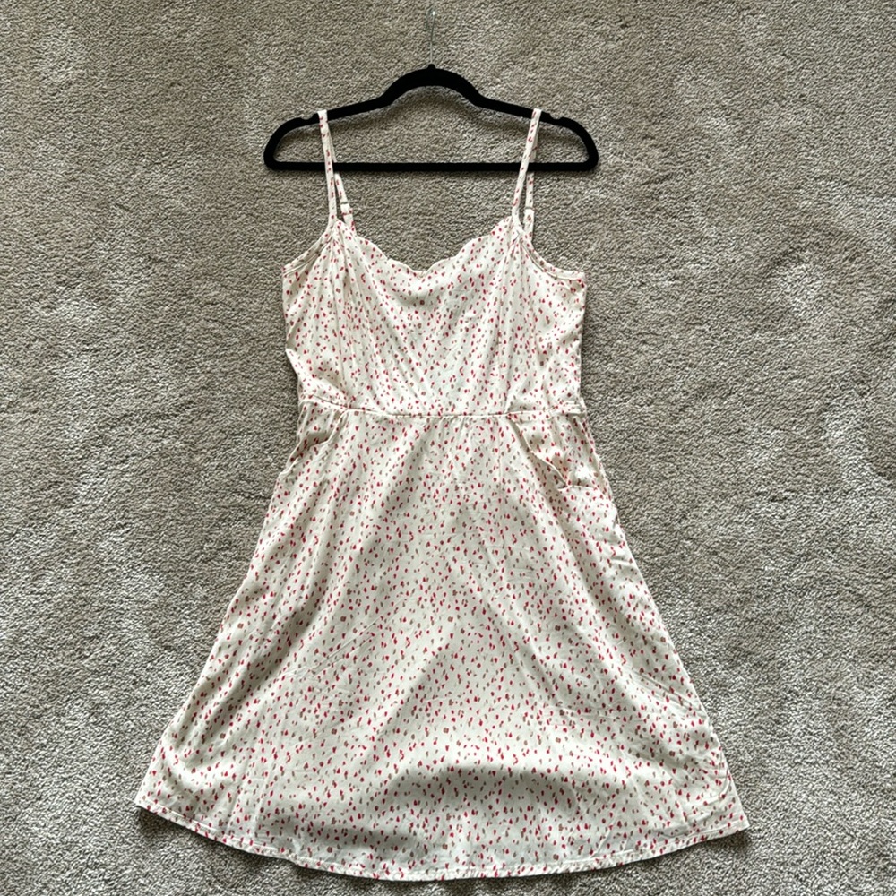 41 Hawthorne Beatriz Scallop Detail Dress. Off-white.
